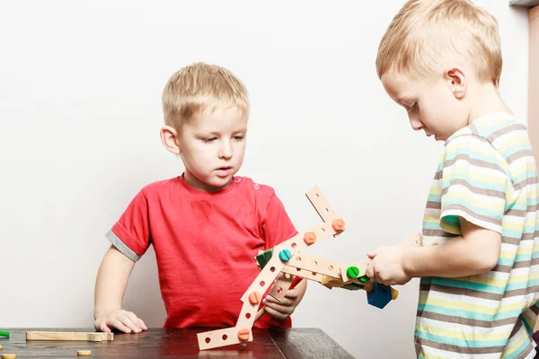 Crianças brincam com brinquedo na mesa . — Fotografia de Stock