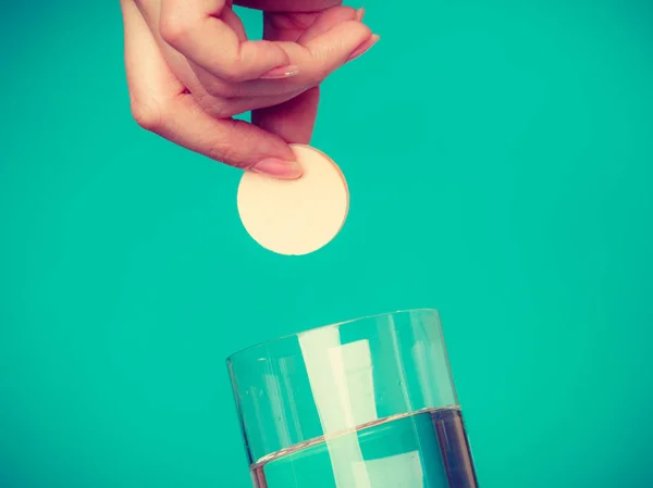 Person hält Glas mit Wasser und Brausetablette — Stockfoto