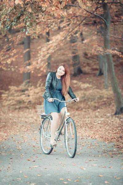 Mädchen im Kleid auf Fahrrad. — Stockfoto