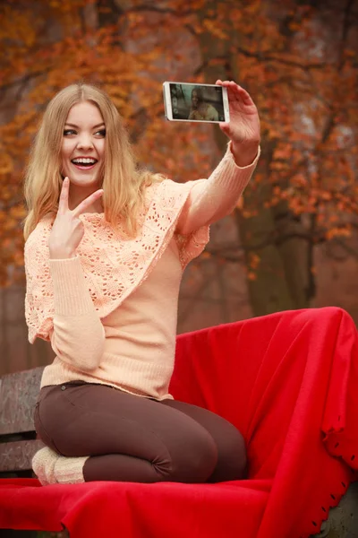 Blondes junges Mädchen macht ein Selfie. — Stockfoto