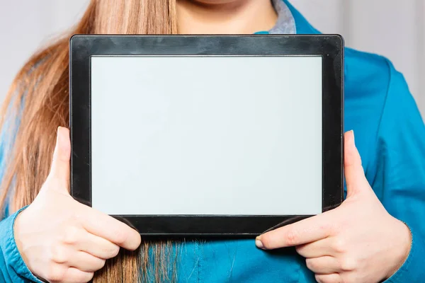 Büroleiterin präsentiert Tablet-Notizbuch. — Stockfoto