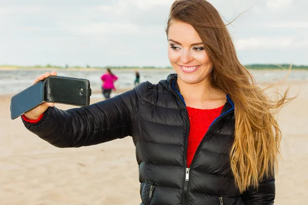 Glad kvinna med telefonen ta selfie Foto. — Stockfoto