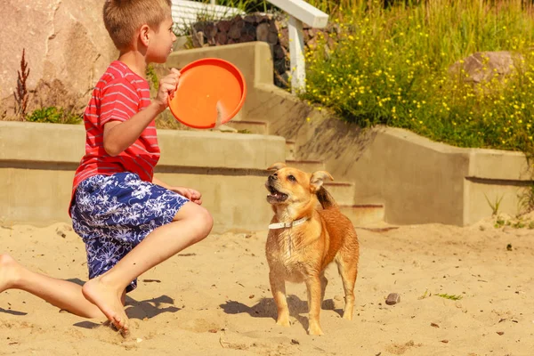 Ragazzo giocare con il suo cane. — Foto Stock