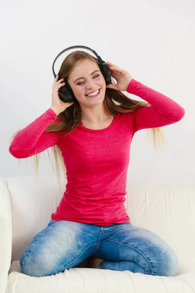 Müzik Dinleyen Mutlu Kız. — Stok fotoğraf