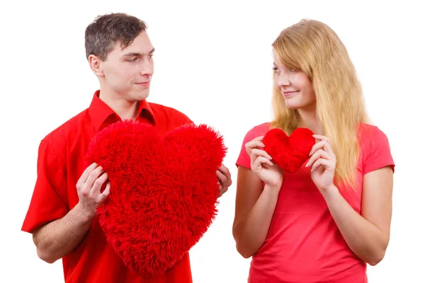 Paar hält rote herzförmige Kissen Liebessymbol — Stockfoto