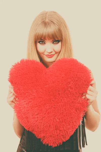 Kırmızı kalp aşk sembolü tutan kadın güzel kız — Stok fotoğraf