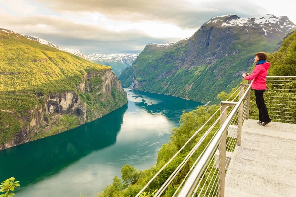 Tourist looking at Geirangerfjord from Flydasjuvet viewpoint Norway — Stock Photo, Image