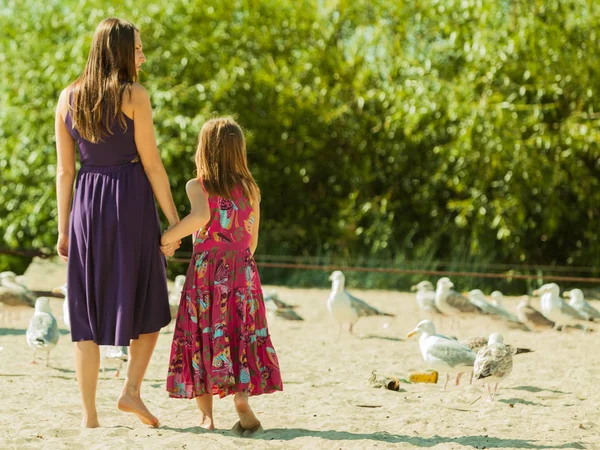 Matka i córka na plaży w pobliżu łodzi — Zdjęcie stockowe