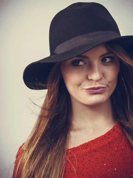 Pretty girl with brown hair and black hat. — Stock Photo, Image