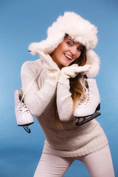 Mujer con patines de hielo preparándose para patinar sobre hielo . —  Fotos de Stock