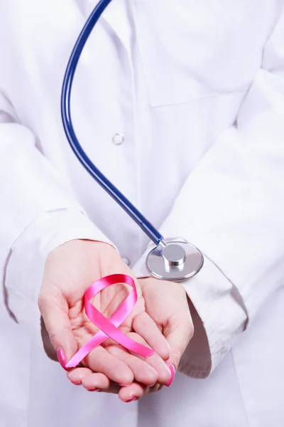 Manos femeninas con cinta rosa — Foto de Stock