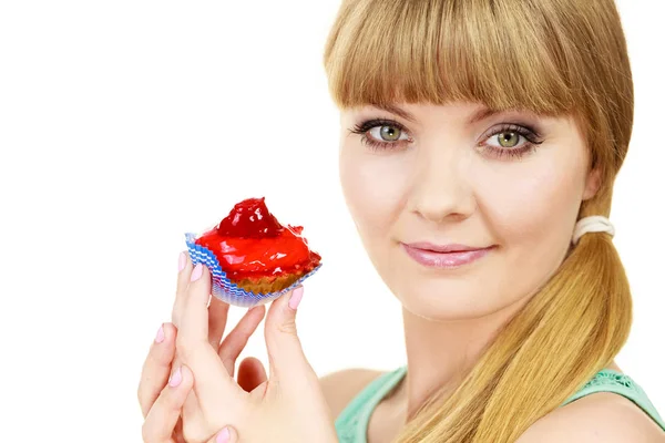 Frau hält Kuchen Erdbeer-Cupcake — Stockfoto