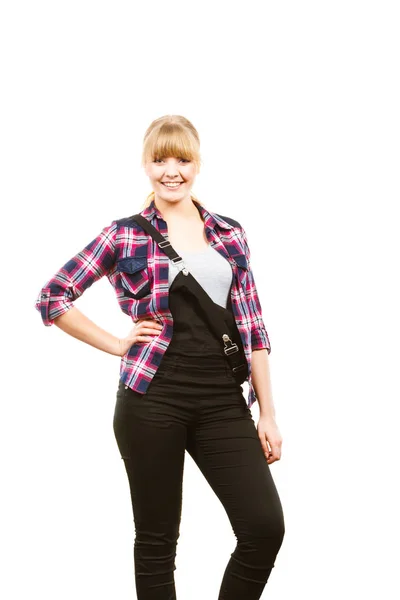 Uśmiechnięta stojąca kobieta w spodniach i koszulce — Zdjęcie stockowe