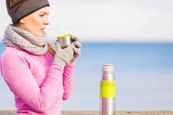 Fit femme dans la journée froide échauffement boisson thé — Photo