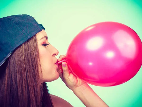 Ragazza adolescente che soffia palloncino rosso . — Foto Stock