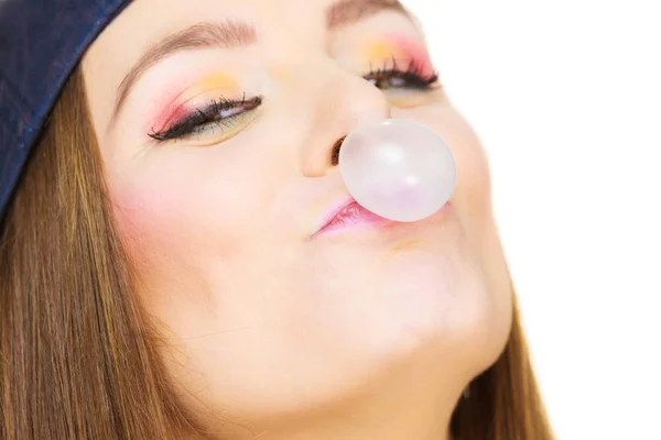 Женщина делает пузырь с жевательной резинкой — стоковое фото