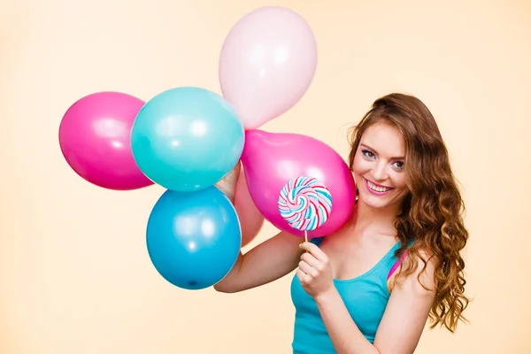 Kobieta z kolorowych balonów i lizak — Zdjęcie stockowe