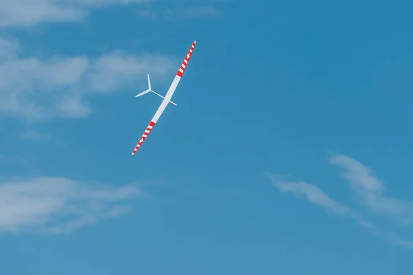 钢筋混凝土高耸飞机在蔚蓝的天空 — 图库照片