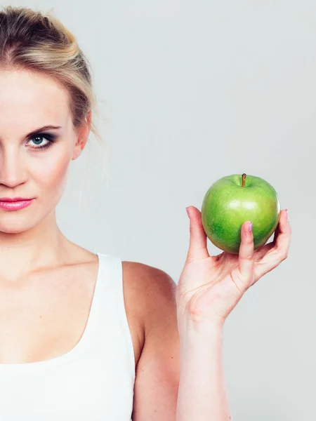 Donna in forma che tiene frutta di mela, concetto di dieta — Foto Stock