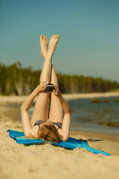 Женщина в бикини загорает и отдыхает на пляже — стоковое фото