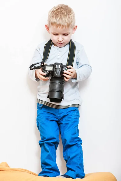 Menino jogar com a câmera . — Fotografia de Stock