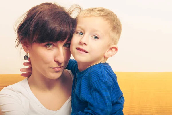 Mamma kramar hennes son, liten pojke — Stockfoto