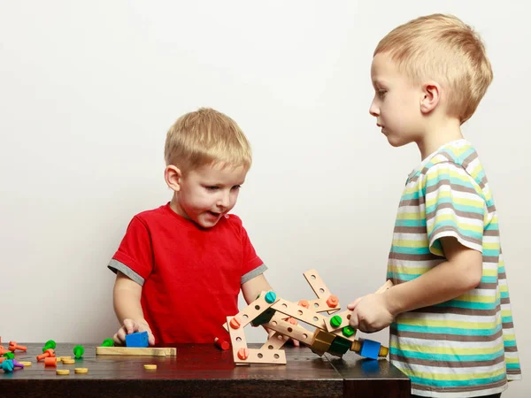 Два маленьких мальчика играют в игрушки и веселятся — стоковое фото