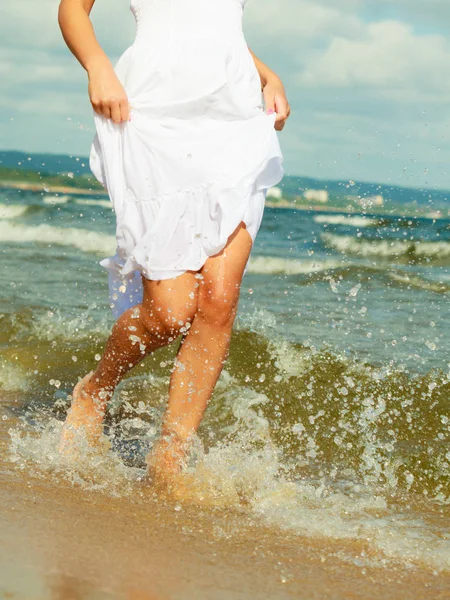 Blonde Frau trägt Kleid, das im Wasser läuft — Stockfoto