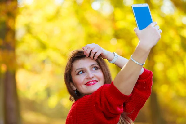 Splendida ragazza che prende selfie . — Foto Stock