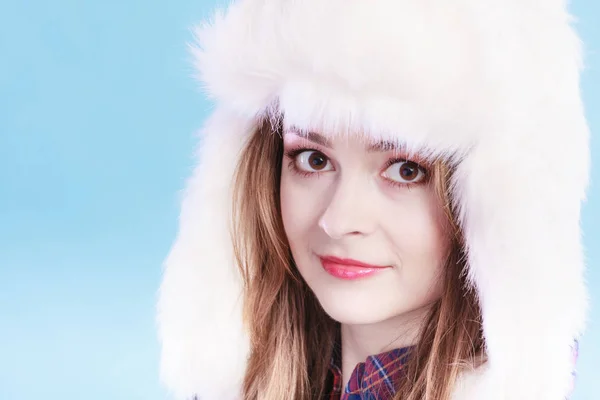 Kış giyim kürk şapkalı genç kadın — Stok fotoğraf
