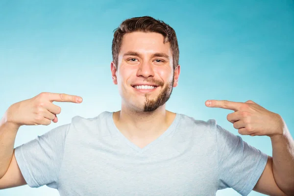 Homem feliz com cabelo barba metade raspado rosto . — Fotografia de Stock