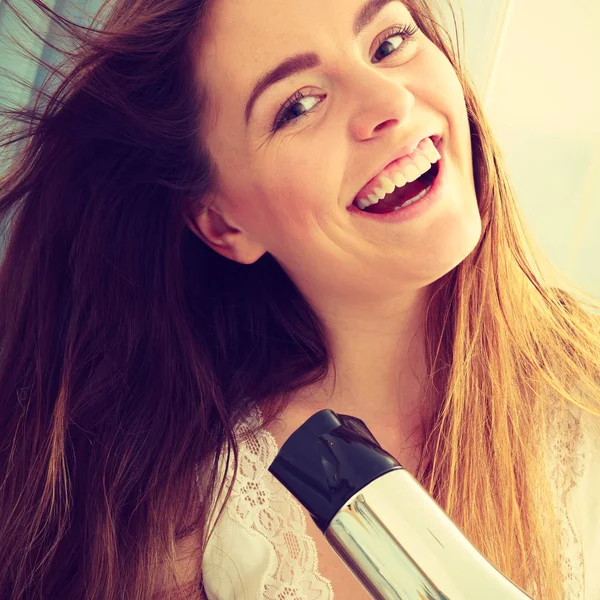 Langharige vrouw Droogrek in badkamer. Haarverzorging. — Stockfoto