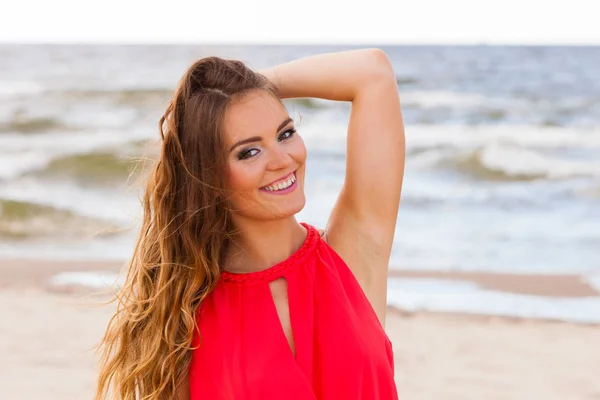 Charming young lady on beach. — Stock Photo, Image