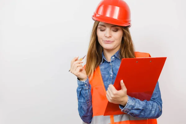 Kadın mühendis inşaat Oluşturucusu kask içinde. — Stok fotoğraf