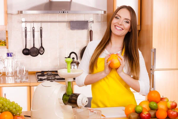 Mujer en cocina preparando frutas para el jugo — Foto de Stock