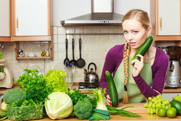 Mulher dona de casa na cozinha com legumes verdes — Fotografia de Stock