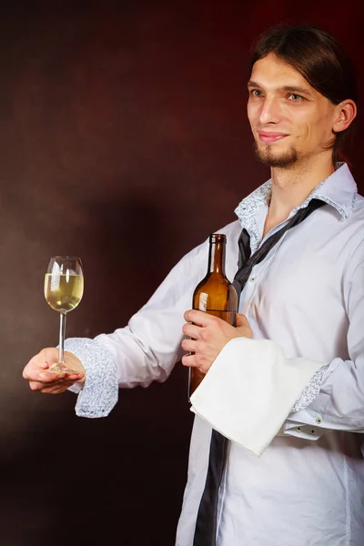 Kellner serviert Weinflasche. — Stockfoto
