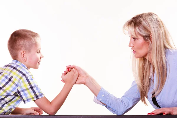 Mãe e filho braço wrestle sentar à mesa . — Fotografia de Stock