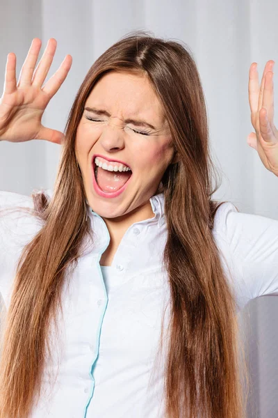 Wütende junge Frau schreit. — Stockfoto