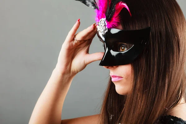 Vrouw gezicht met carnaval masker — Stockfoto