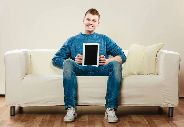 Mladý muž s tabletem ukazující kopie prostor — Stock fotografie