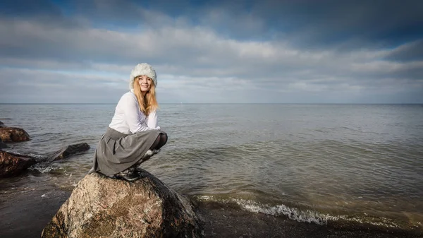 Frau auf Steinen am Meer — Stockfoto