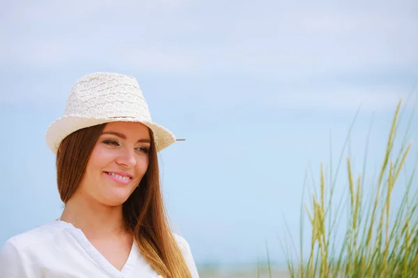 Vrouwelijke toeristische rusten op strand. — Stockfoto