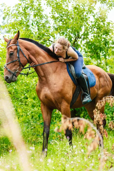 Vrouw jockey opleiding paardrijden paard. Sport activiteiten — Stockfoto