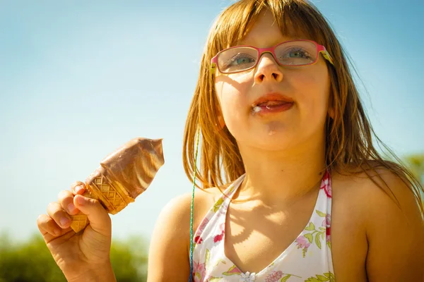 Niña comiendo helado en la playa —  Fotos de Stock