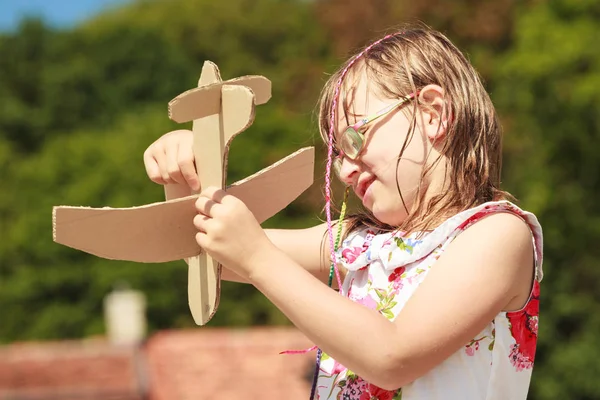 Little girl kid outdoor with paper plane airplane. — Stock Photo, Image