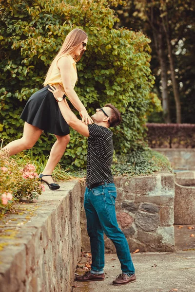 Chica cayendo atrapado por novio . —  Fotos de Stock