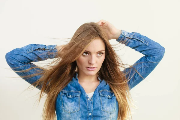 Fashionabla kvinna med blåser håret — Stockfoto