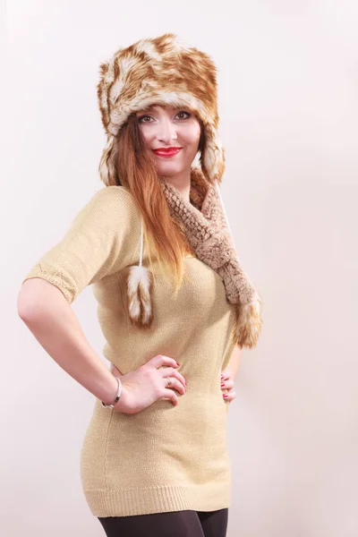 Femme d'hiver en bonnet de fourrure vêtements chauds — Photo