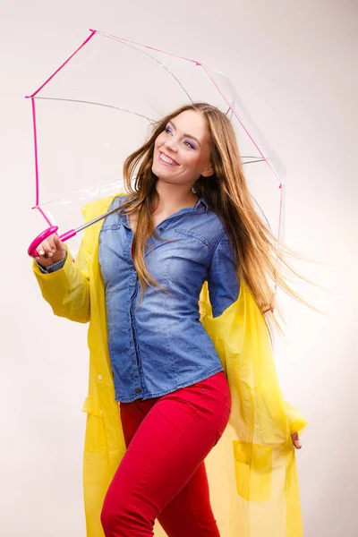 Donna che indossa un cappotto impermeabile sotto l'ombrello — Foto Stock